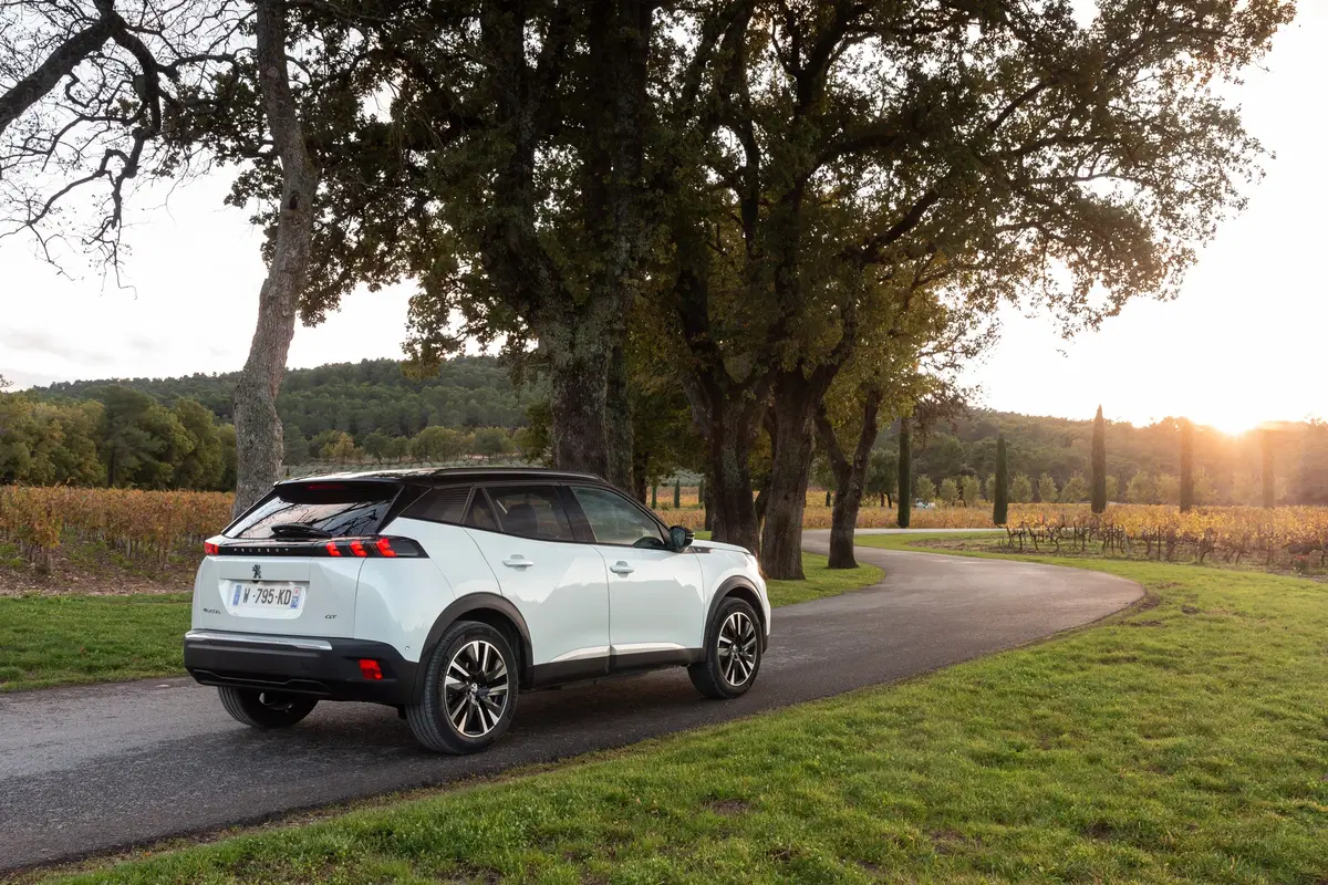 Peugeot e-2008, 310 km di autonomia per la nuova SUV elettrica francese [Video] (12)