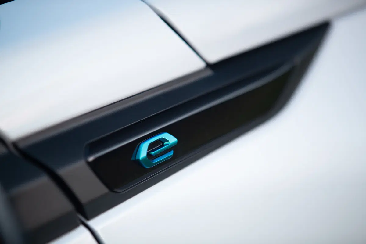 Peugeot e-2008, 310 km di autonomia per la nuova SUV elettrica francese [Video] (13)