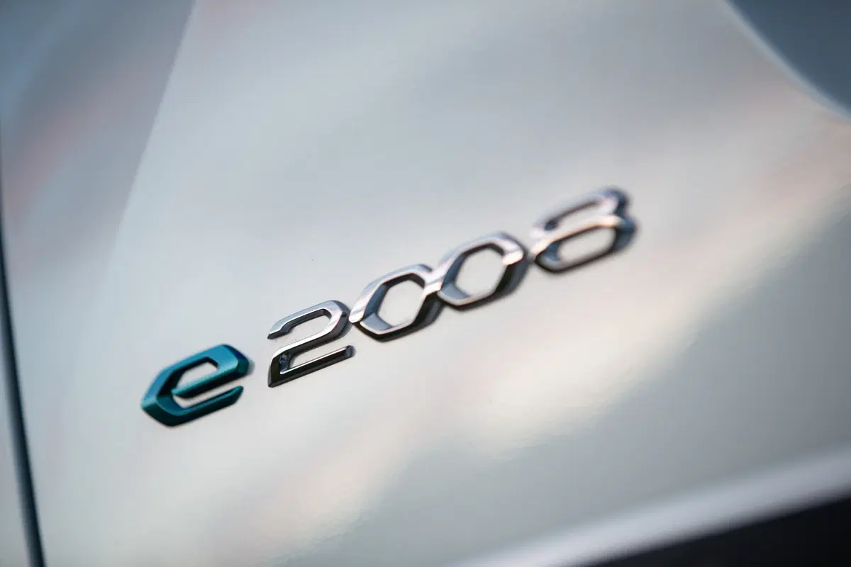 Peugeot e-2008, 310 km di autonomia per la nuova SUV elettrica francese [Video] (14)