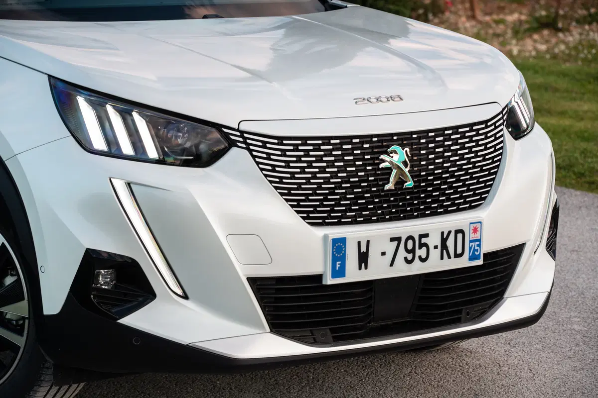 Peugeot e-2008, 310 km di autonomia per la nuova SUV elettrica francese [Video] (15)
