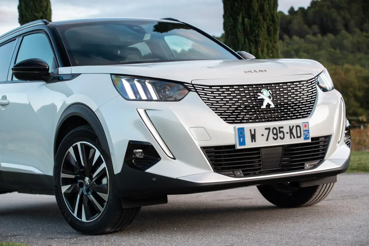 Peugeot e-2008, 310 km di autonomia per la nuova SUV elettrica francese [Video] (16)