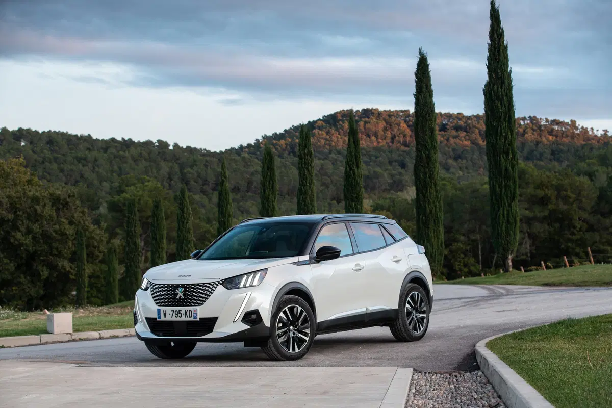 Peugeot e-2008, 310 km di autonomia per la nuova SUV elettrica francese [Video] (17)