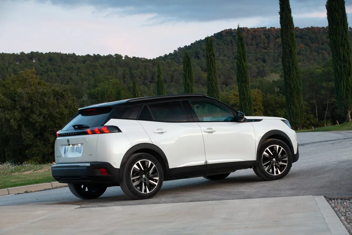 Peugeot e-2008, 310 km di autonomia per la nuova SUV elettrica francese [Video] (18)