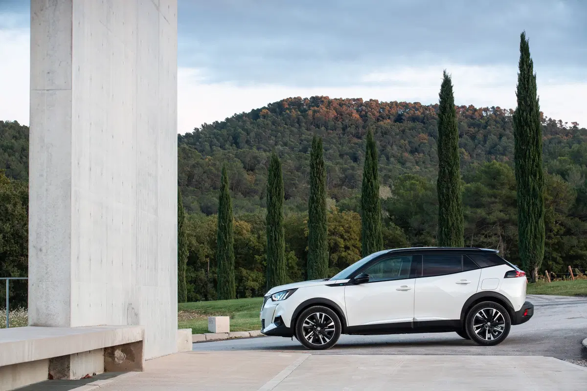 Peugeot e-2008, 310 km di autonomia per la nuova SUV elettrica francese [Video] (19)