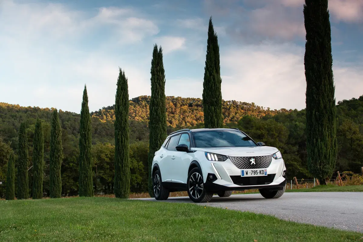 Peugeot e-2008, 310 km di autonomia per la nuova SUV elettrica francese [Video] (20)