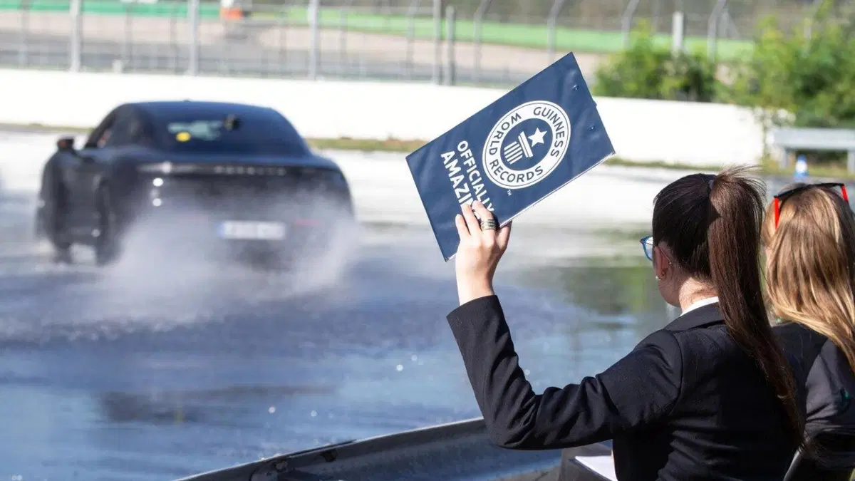 La Porsche Taycan entra nel Guinness con il record di derapata [Video] (2)