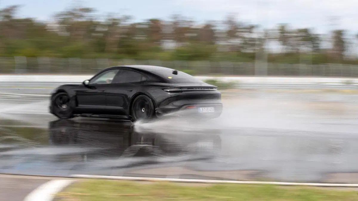La Porsche Taycan entra nel Guinness con il record di derapata [Video] (5)