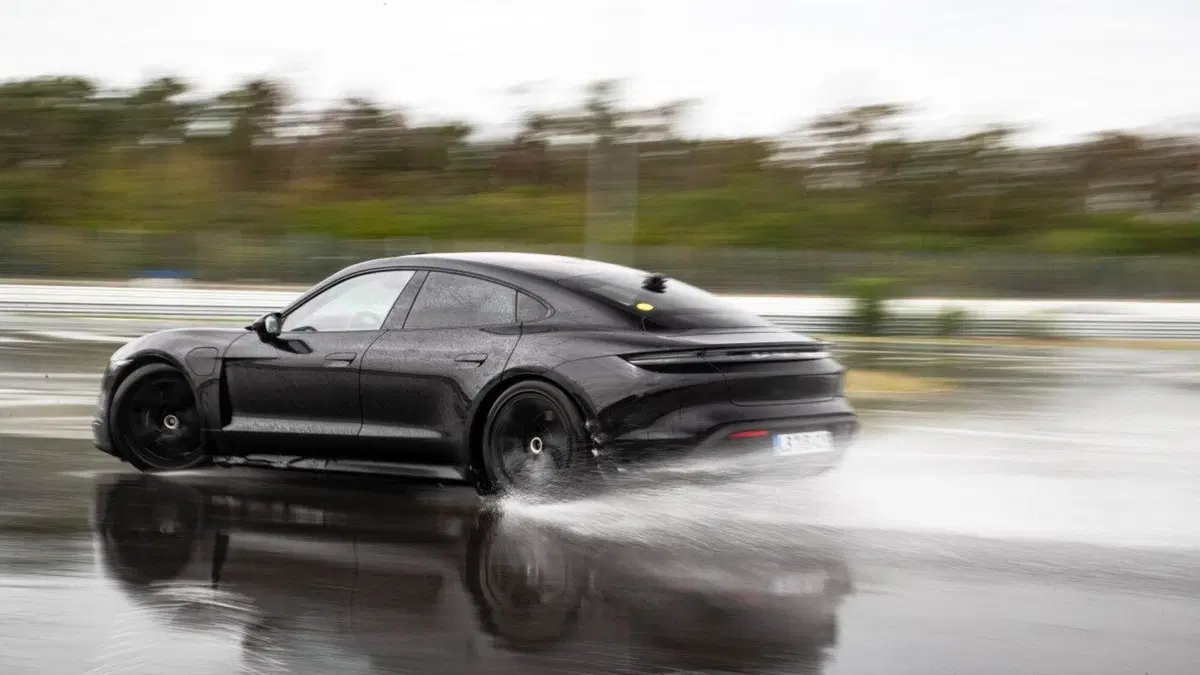 La Porsche Taycan entra nel Guinness con il record di derapata [Video] (6)