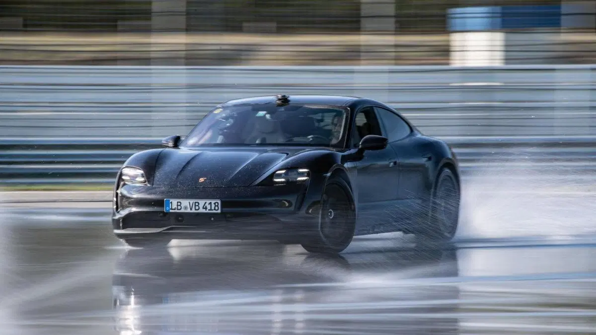 La Porsche Taycan entra nel Guinness con il record di derapata [Video] (7)