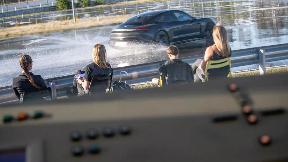 La Porsche Taycan entra nel Guinness con il record di derapata [Video] (8)