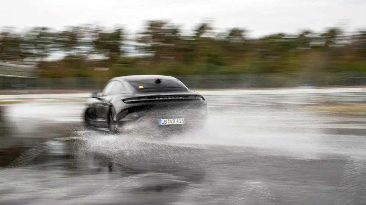 La Porsche Taycan entra nel Guinness con il record di derapata [Video] (9)
