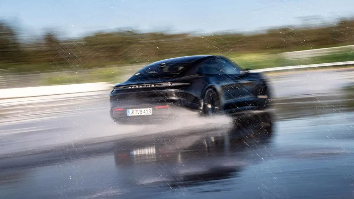 La Porsche Taycan entra nel Guinness con il record di derapata [Video] (10)