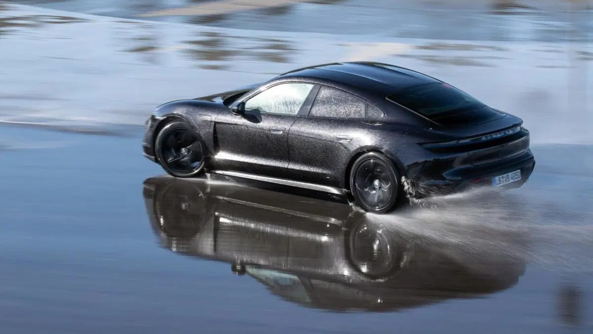 La Porsche Taycan entra nel Guinness con il record di derapata [Video] (11)