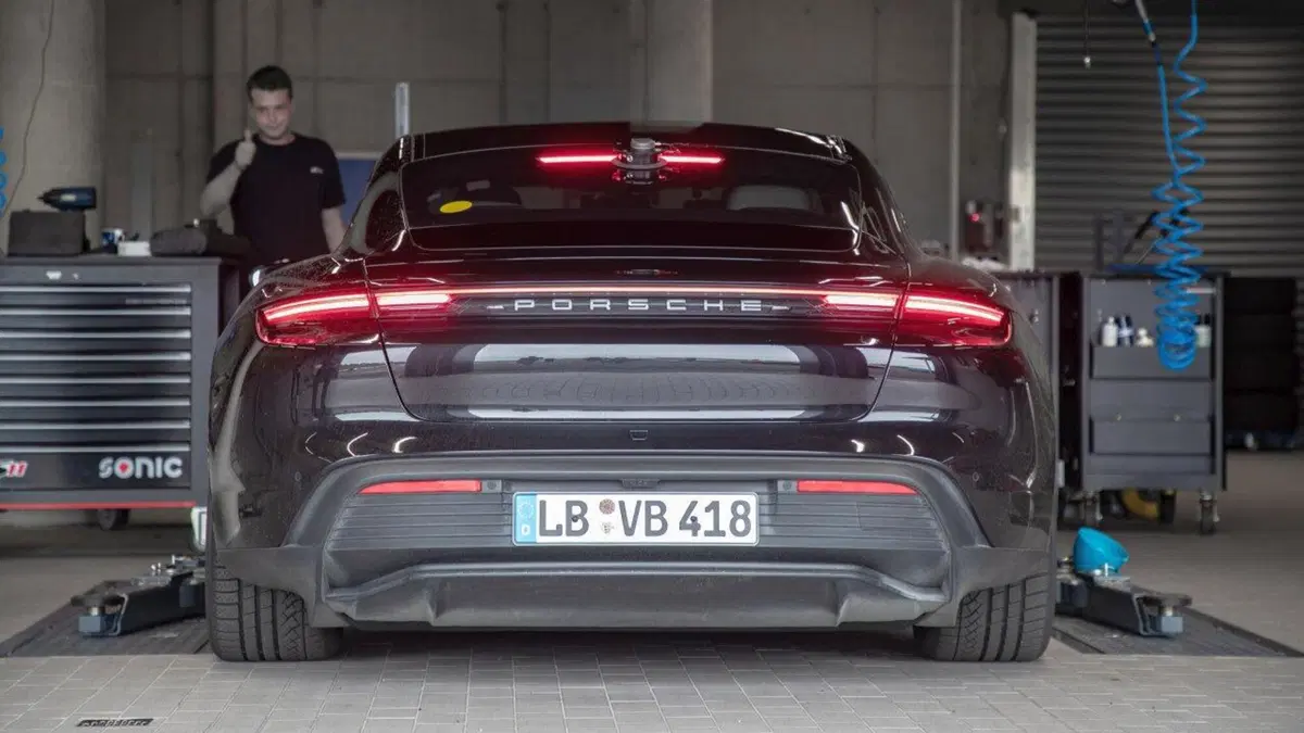 La Porsche Taycan entra nel Guinness con il record di derapata [Video] (12)