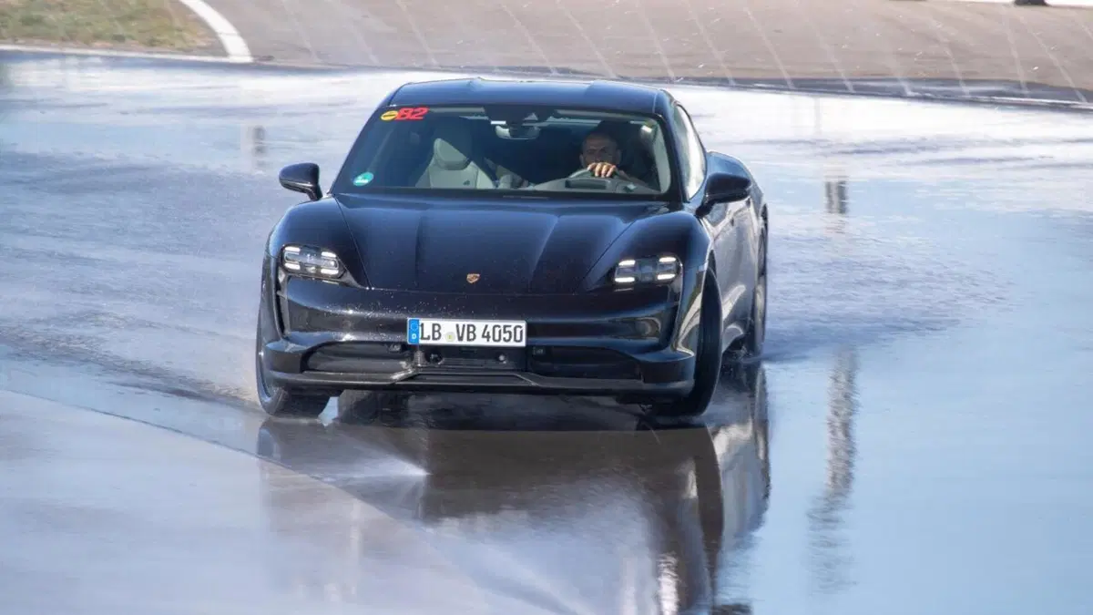 La Porsche Taycan entra nel Guinness con il record di derapata [Video] (13)