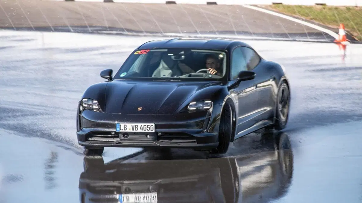 La Porsche Taycan entra nel Guinness con il record di derapata [Video] (14)