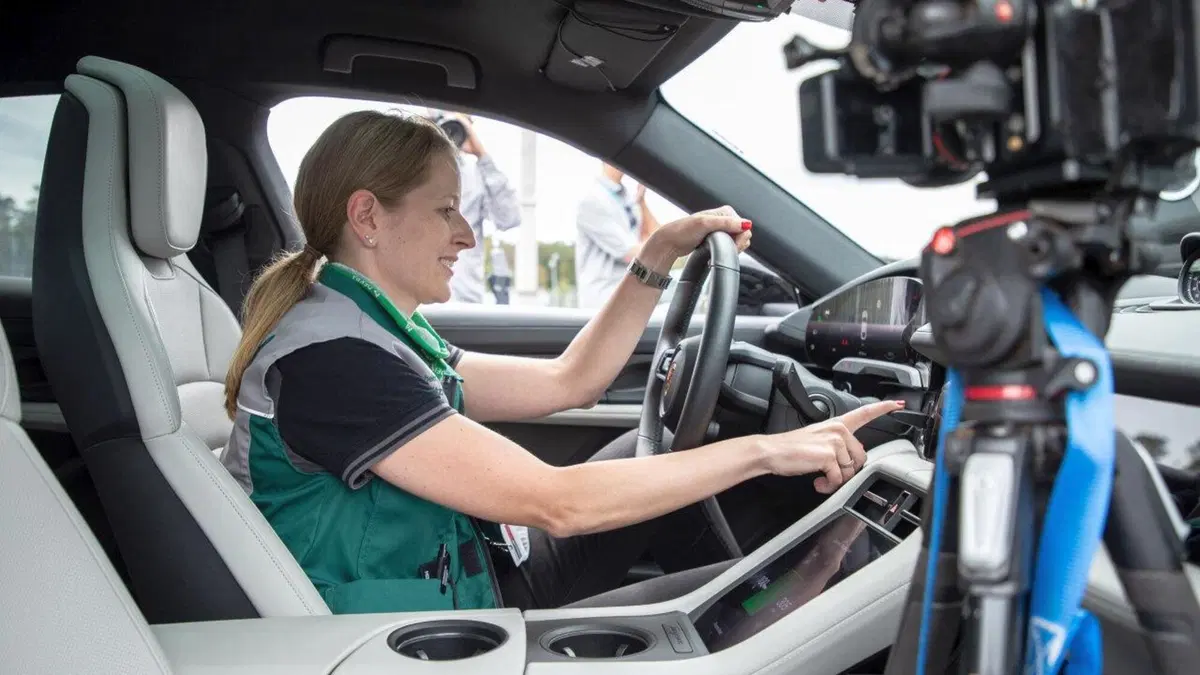 La Porsche Taycan entra nel Guinness con il record di derapata [Video] (15)