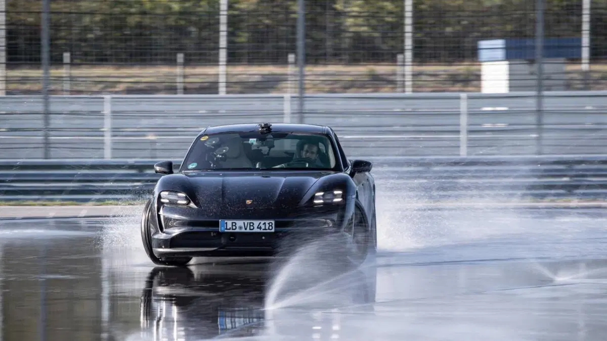 La Porsche Taycan entra nel Guinness con il record di derapata [Video] (17)