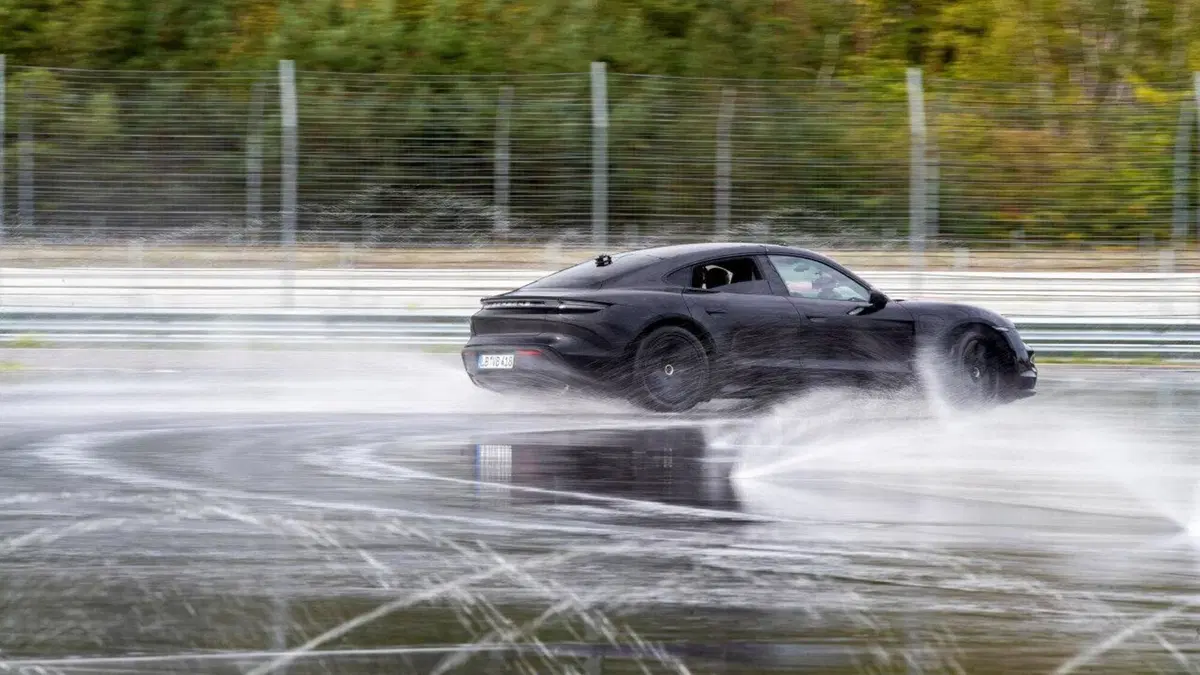 La Porsche Taycan entra nel Guinness con il record di derapata [Video] (18)