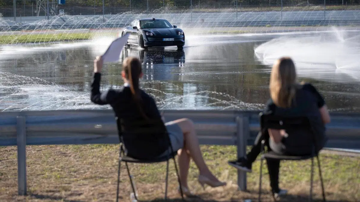 La Porsche Taycan entra nel Guinness con il record di derapata [Video] (20)