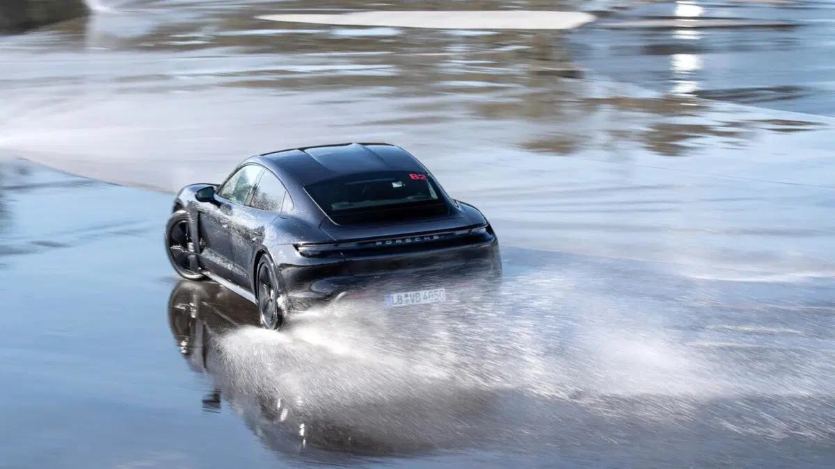 La Porsche Taycan entra nel Guinness con il record di derapata [Video] (19)
