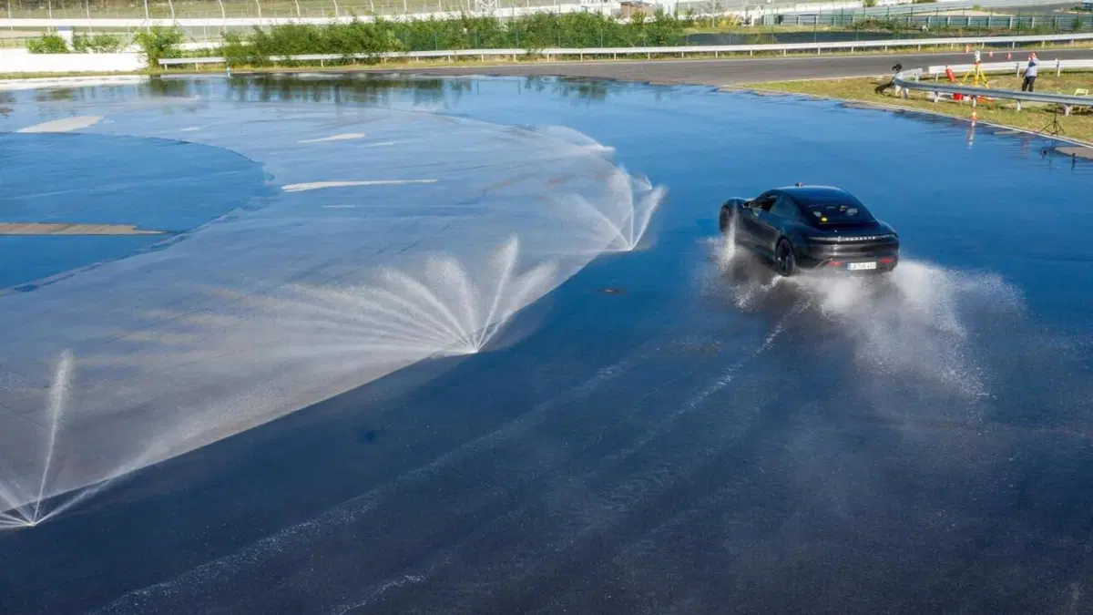 La Porsche Taycan entra nel Guinness con il record di derapata [Video] (22)
