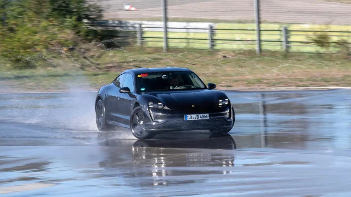 La Porsche Taycan entra nel Guinness con il record di derapata [Video] (24)