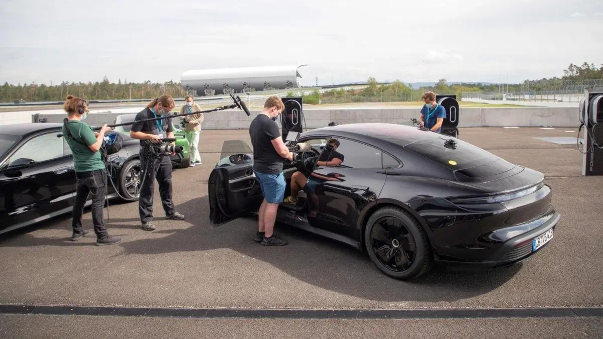 La Porsche Taycan entra nel Guinness con il record di derapata [Video] (23)