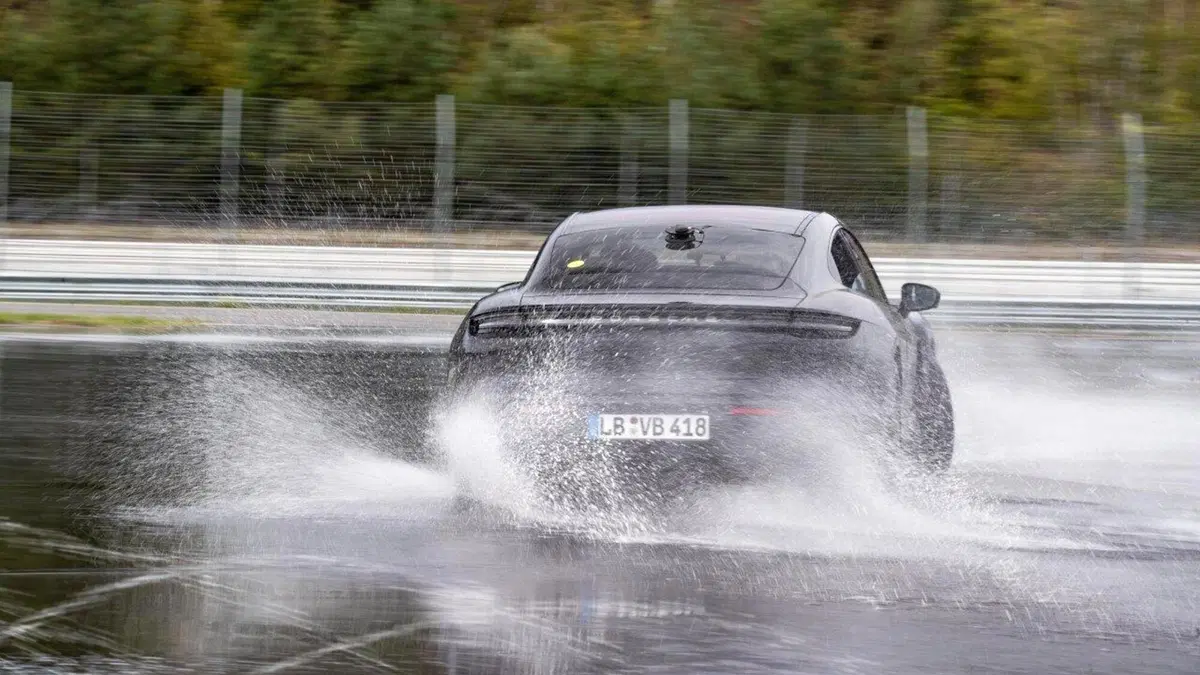 La Porsche Taycan entra nel Guinness con il record di derapata [Video] (25)