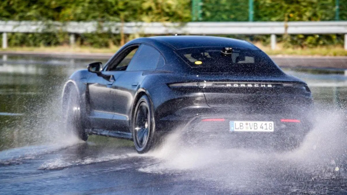 La Porsche Taycan entra nel Guinness con il record di derapata [Video] (26)