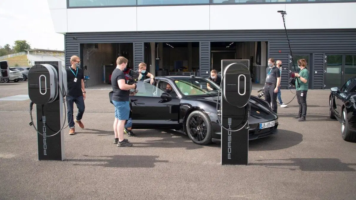 La Porsche Taycan entra nel Guinness con il record di derapata [Video] (27)