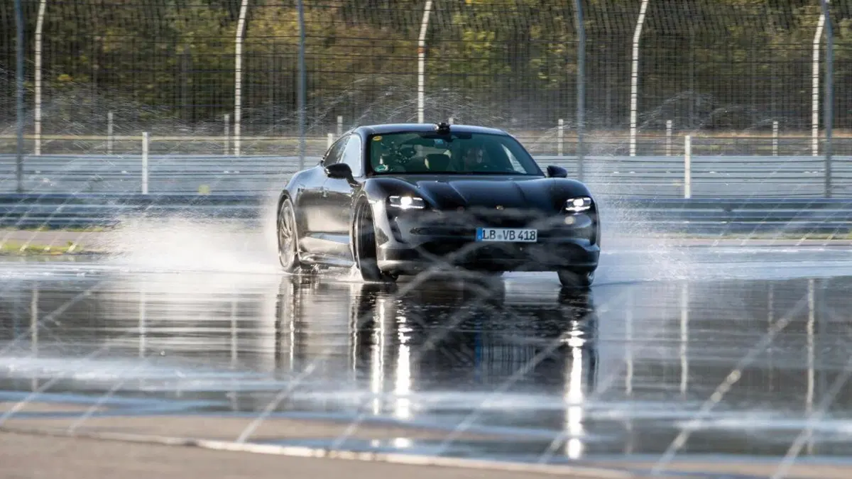 La Porsche Taycan entra nel Guinness con il record di derapata [Video] (28)
