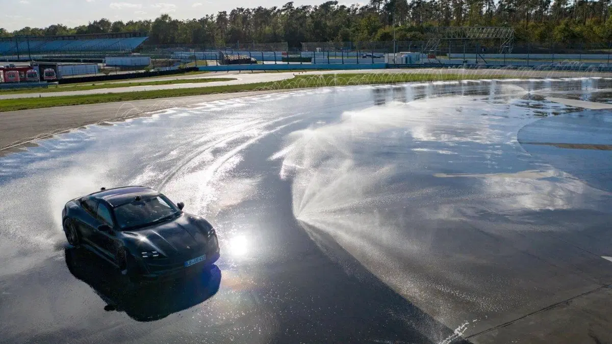 La Porsche Taycan entra nel Guinness con il record di derapata [Video] (29)