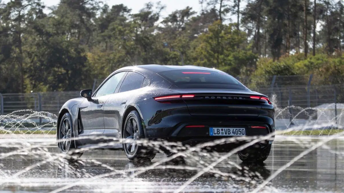 La Porsche Taycan entra nel Guinness con il record di derapata [Video] (31)