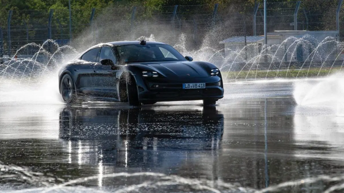 La Porsche Taycan entra nel Guinness con il record di derapata [Video] (30)