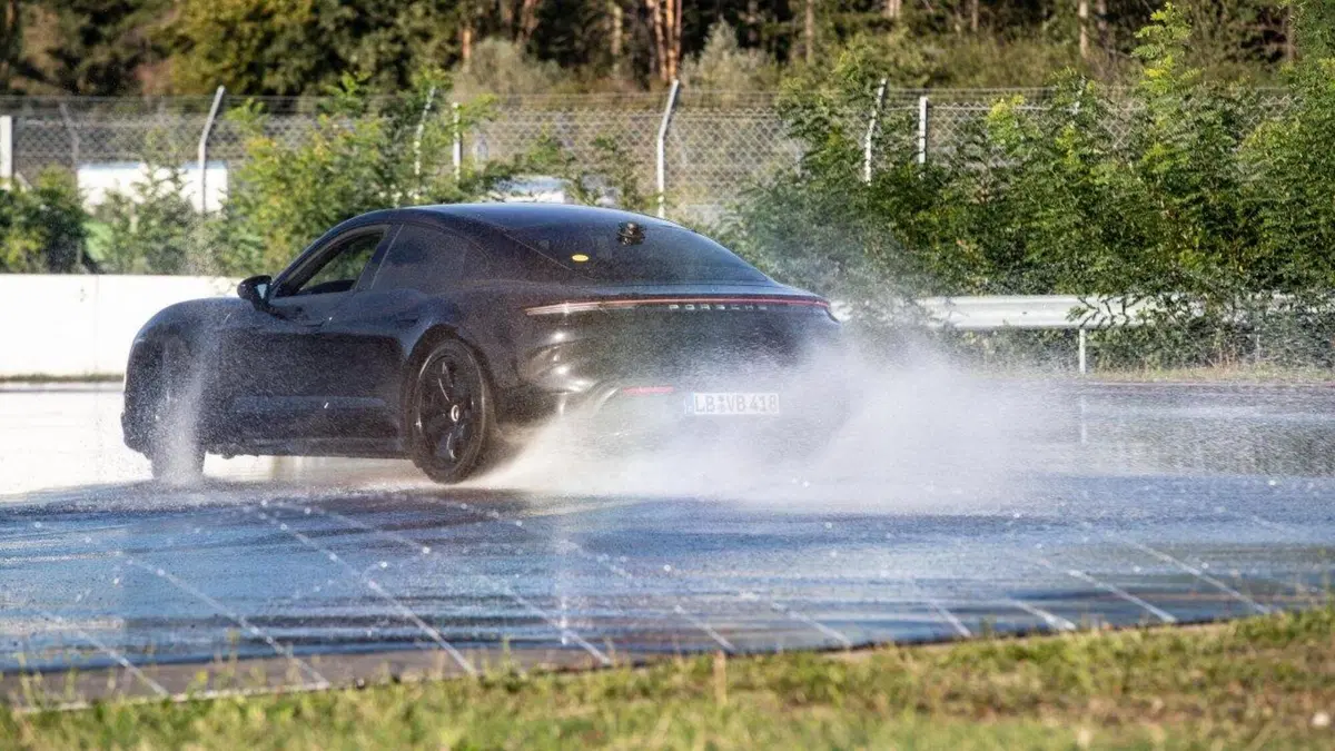 La Porsche Taycan entra nel Guinness con il record di derapata [Video] (32)