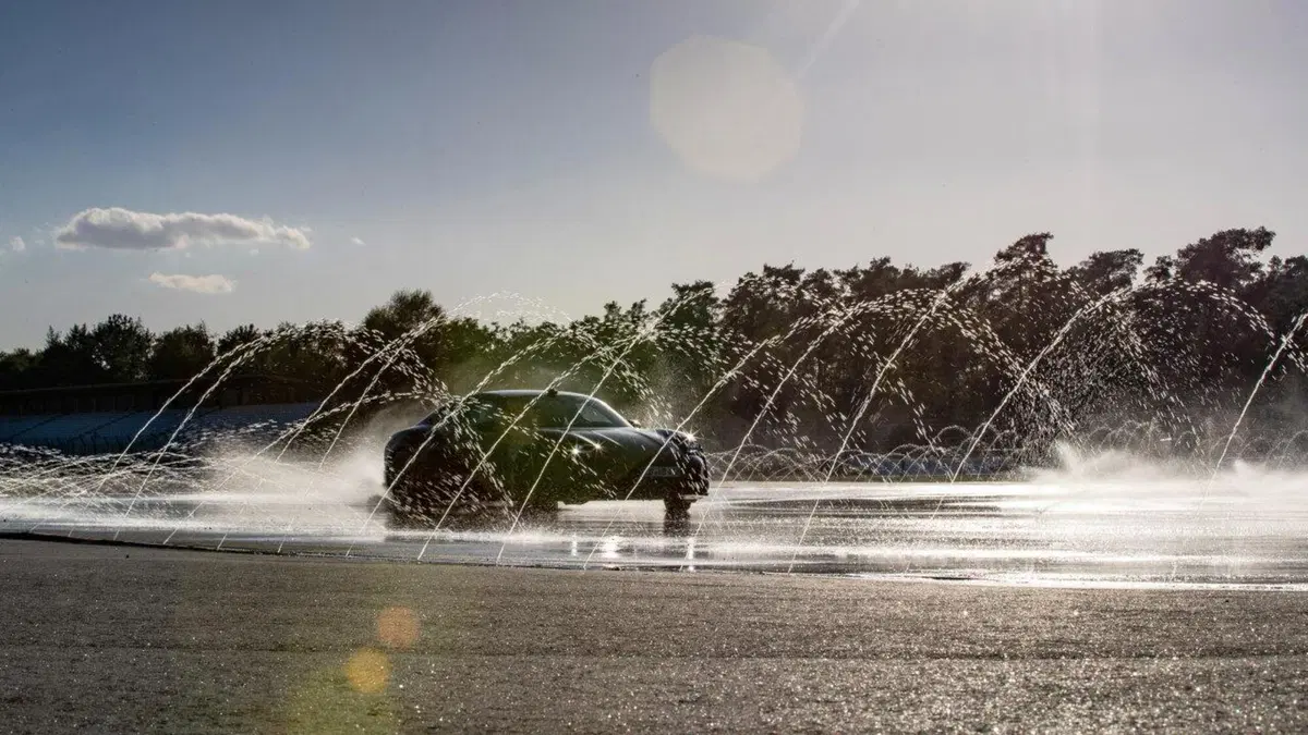 La Porsche Taycan entra nel Guinness con il record di derapata [Video] (33)
