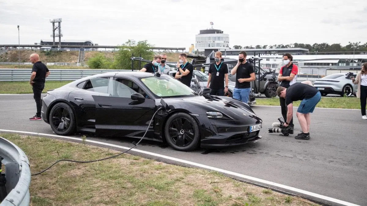 La Porsche Taycan entra nel Guinness con il record di derapata [Video] (34)