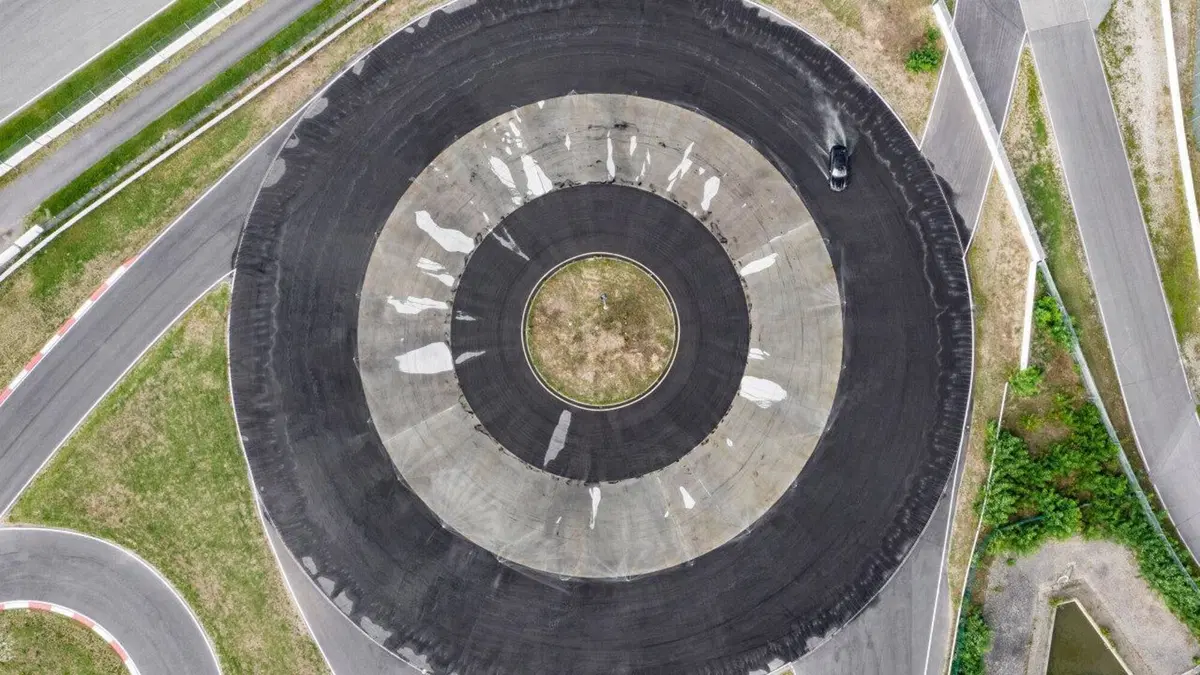 La Porsche Taycan entra nel Guinness con il record di derapata [Video] (36)
