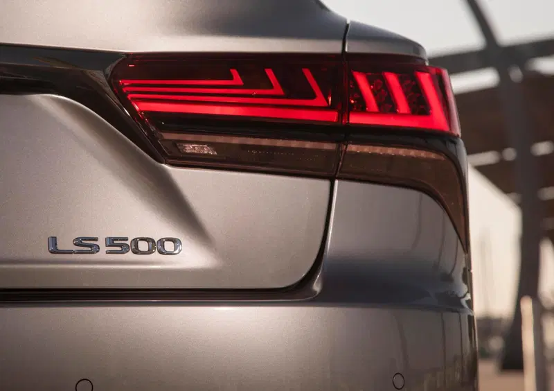 Lexus LS (2017-->>) (22)