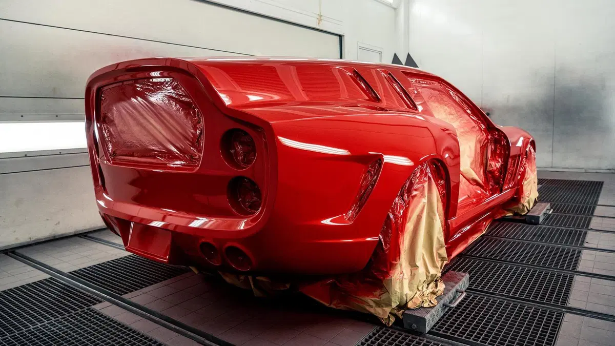 La nuova Ferrari Breadvan V12 vive, Evolvendo la 550 Maranello: che macchina [foto dalla verniciatura] (5)