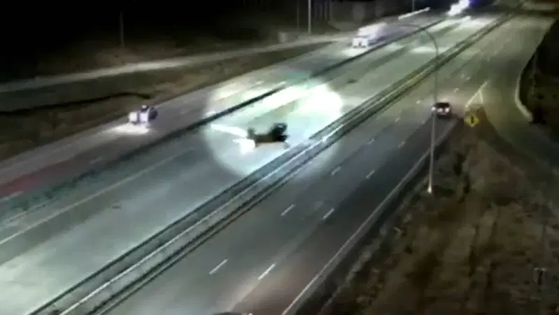 Urla e stupore per gli automobilisti in velocit&agrave;: aereo atterra (bene) in autostrada e sfiora solo un'auto [video unusual landing]