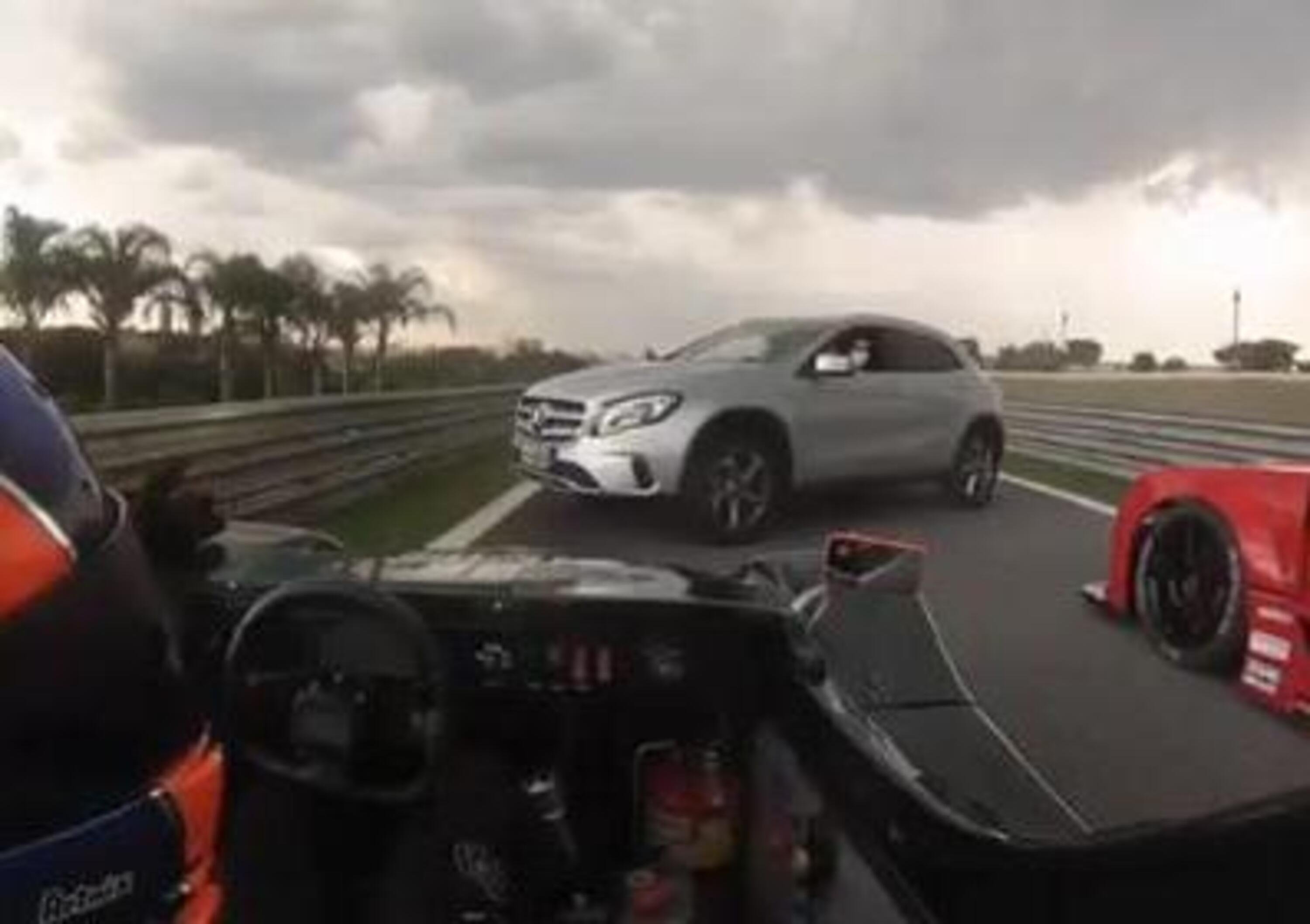 Incredibile a Interlagos: auto &ldquo;civile&rdquo; in mezzo alla pista durante una gara [VIDEO]