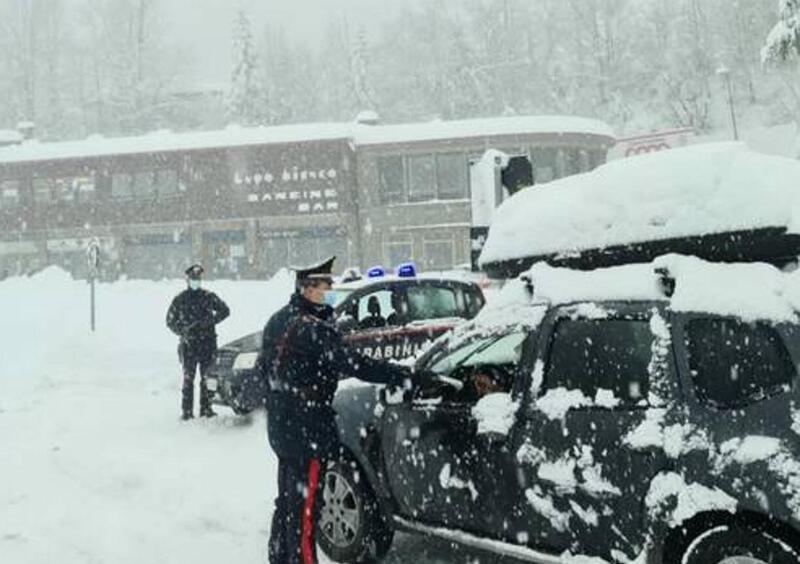 Vanno a sciare all&rsquo;Abetone: &laquo;Neve troppo bella, non potevamo non venire&raquo;. Multati in 10!