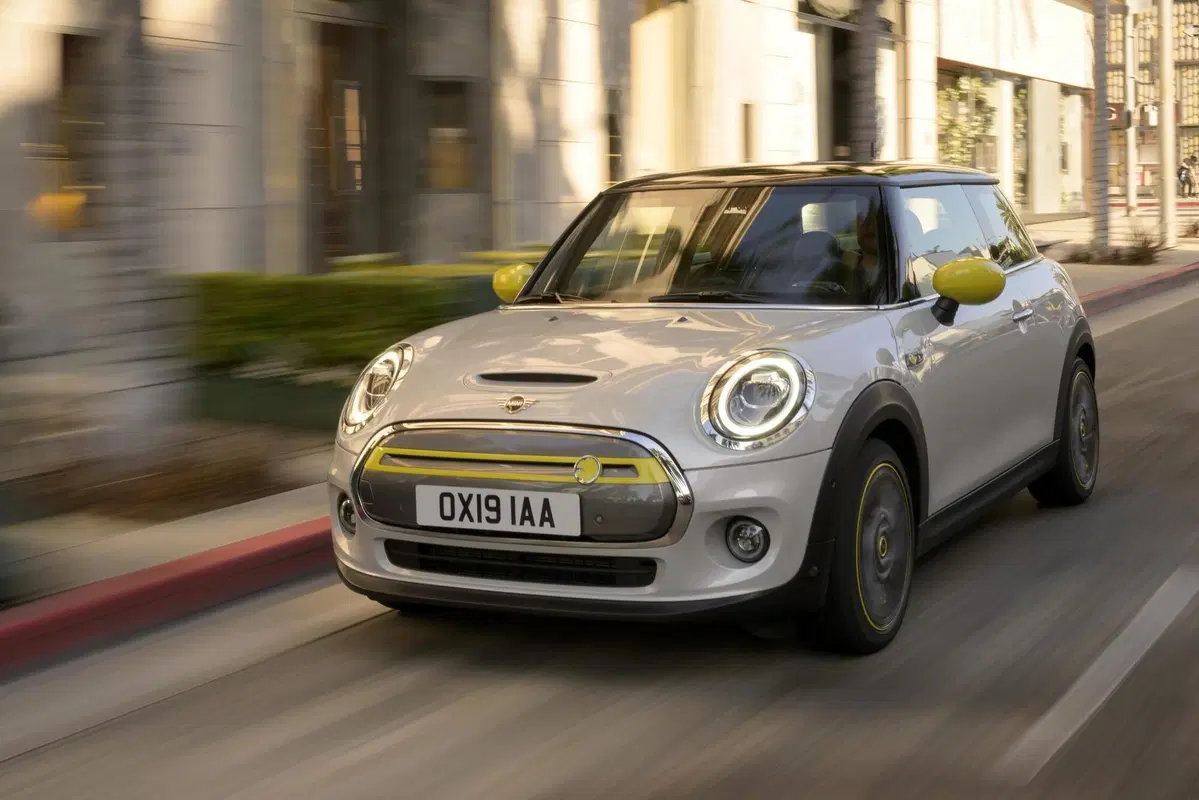 Quale auto elettrica, Confronto compatte premium: BMW i3s Vs Mini Cooper SE (2)