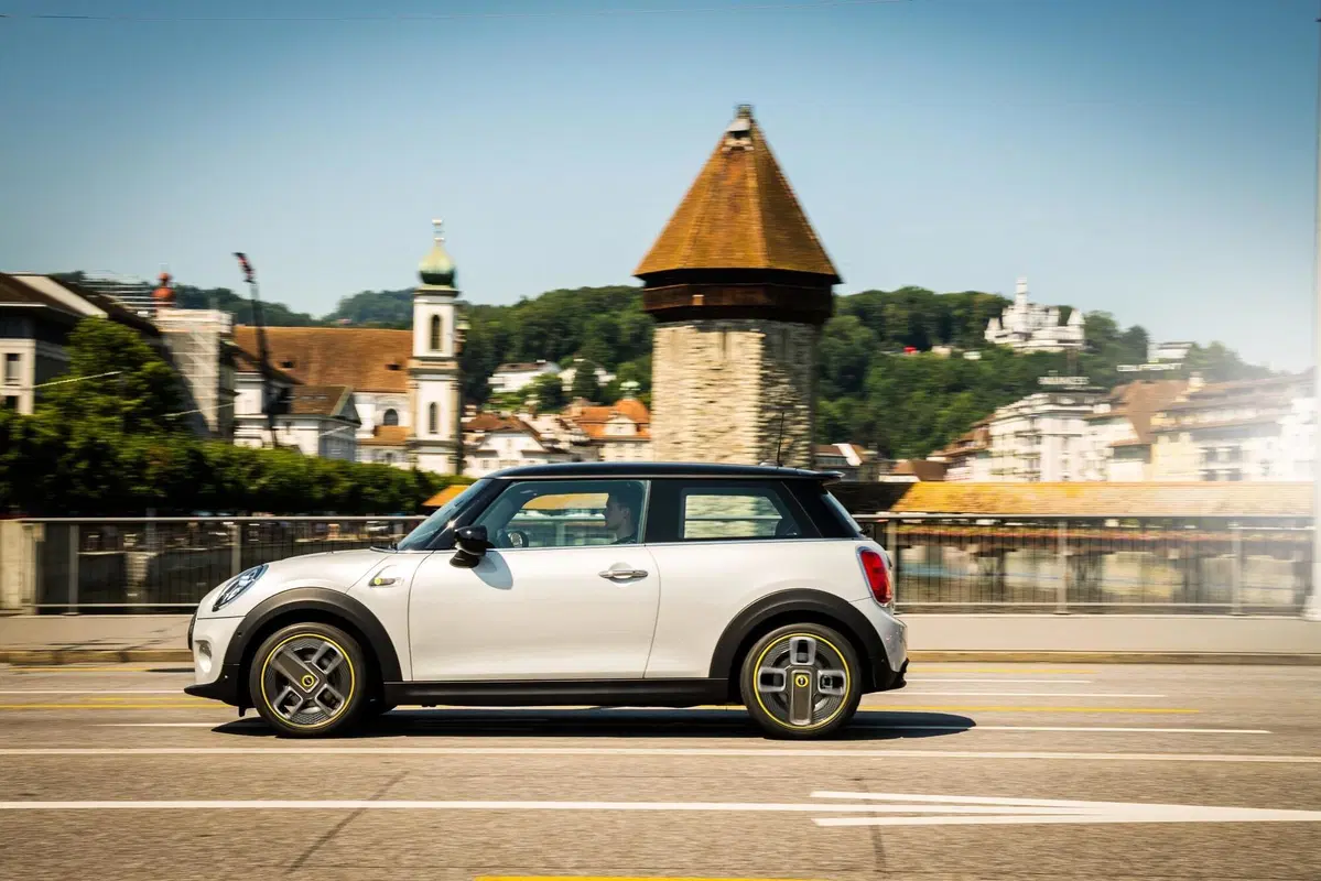 Quale auto elettrica, Confronto compatte premium: BMW i3s Vs Mini Cooper SE (4)