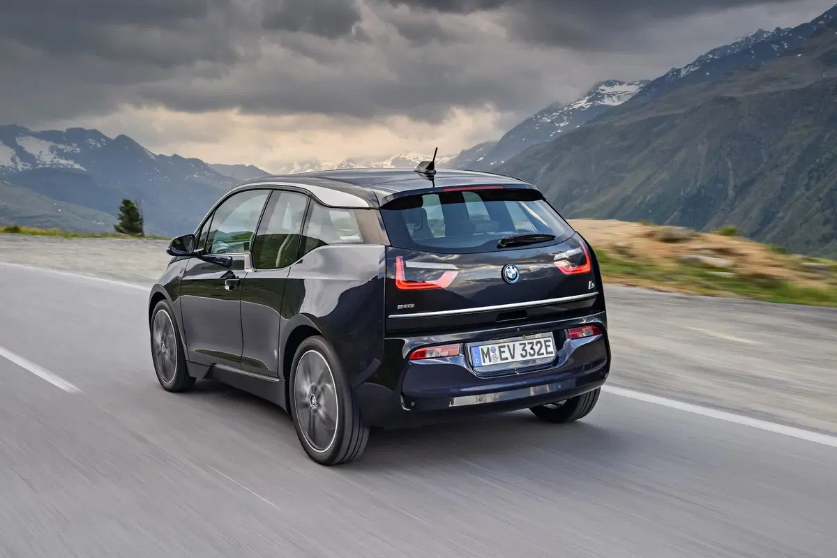 Quale auto elettrica, Confronto compatte premium: BMW i3s Vs Mini Cooper SE (5)