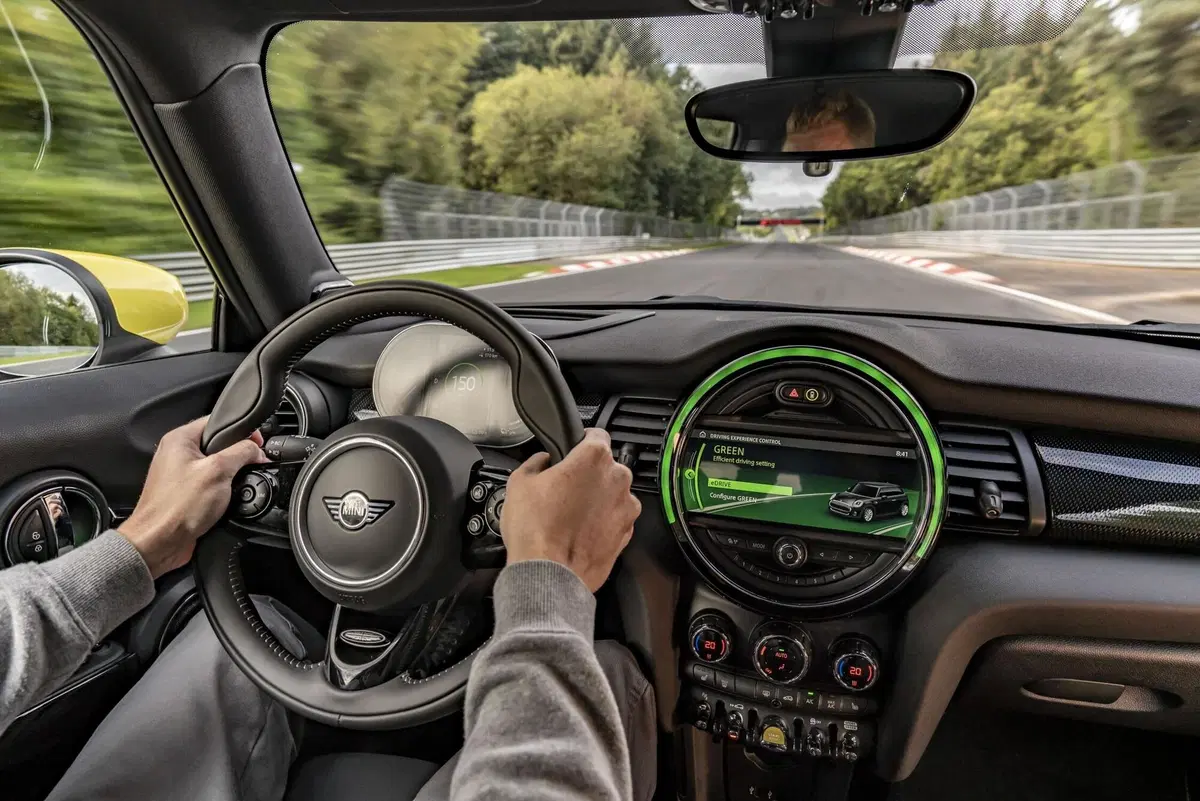 Quale auto elettrica, Confronto compatte premium: BMW i3s Vs Mini Cooper SE (11)