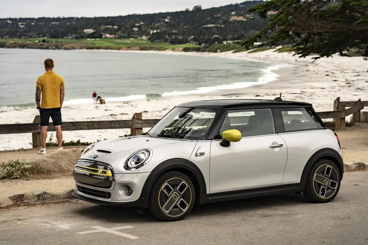 Quale auto elettrica, Confronto compatte premium: BMW i3s Vs Mini Cooper SE (18)