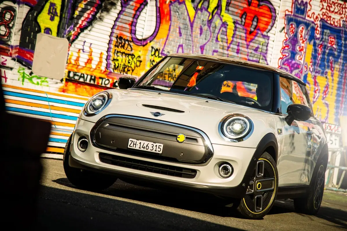 Quale auto elettrica, Confronto compatte premium: BMW i3s Vs Mini Cooper SE (7)
